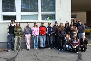 Zväčšiť fotografiu - Dobrovoľná pomoc študentov obchodnej akadémie pri športovom dni na špeciálnej škole v považskej bystrici