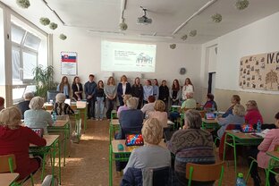 Zväčšiť fotografiu - Nadačný fond telekom pri nadácii pontis / zrelí na dobu digitálnu 2026, študenti strednej školy ako it mentori pre seniorov