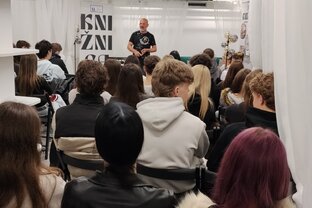 Zväčšiť fotografiu - Silný príbeh života: beseda so spisovateľom jánom peťkom