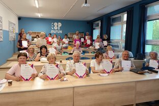 Zväčšiť fotografiu - Úspešné zavŕšenie medzigeneračného projektu: študenti obchodnej akadémie pomohli seniorom pripraviť ich na „dobu digitálnu“