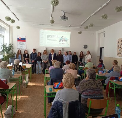 Študenti strednej školy ako IT Mentori pre seniorov