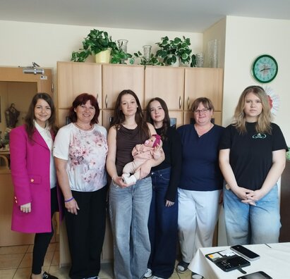 Pomáhame seniorom – darovali sme ďalšie terapeutické bábiky