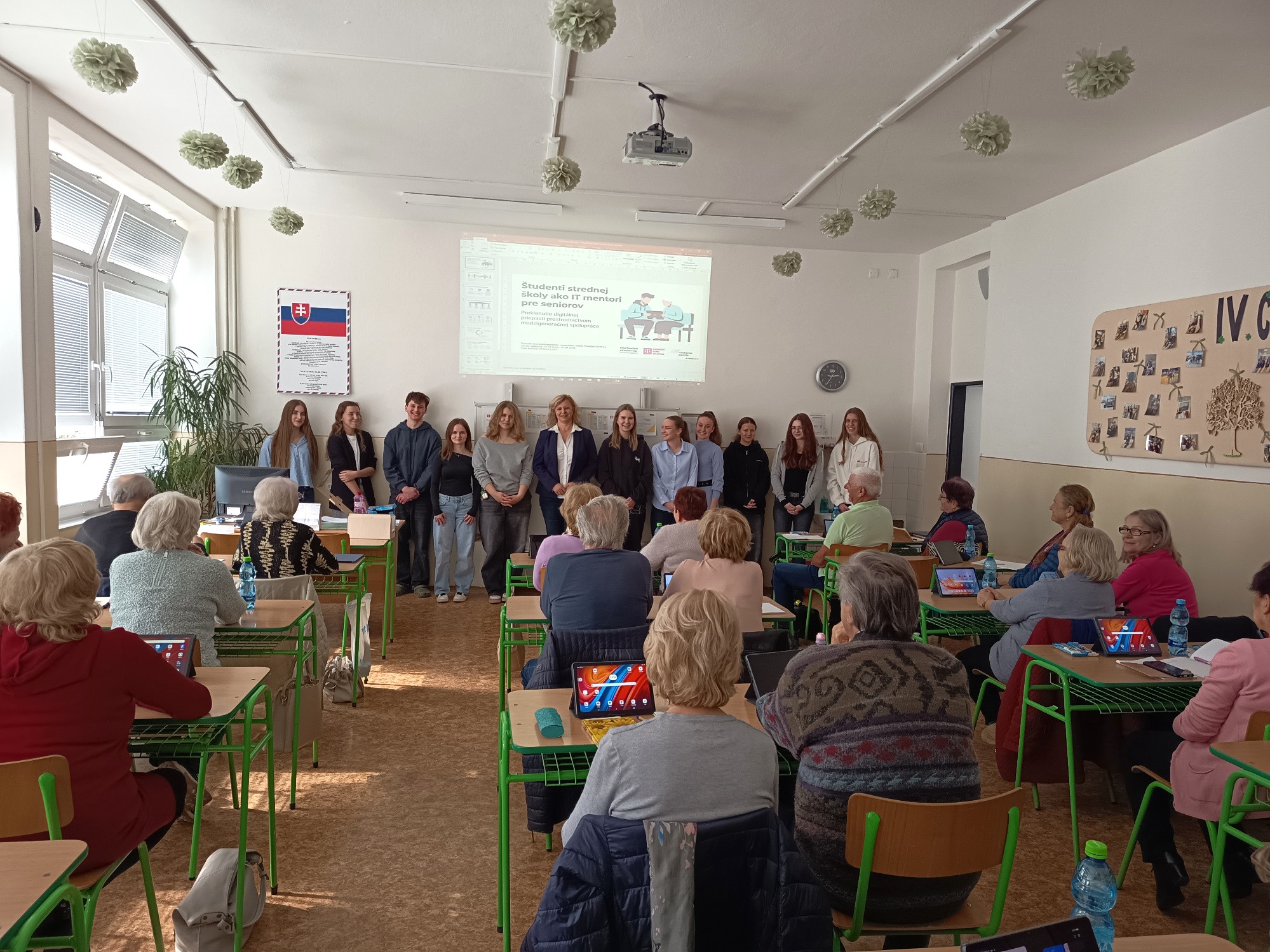 Študenti strednej školy ako IT Mentori pre seniorov