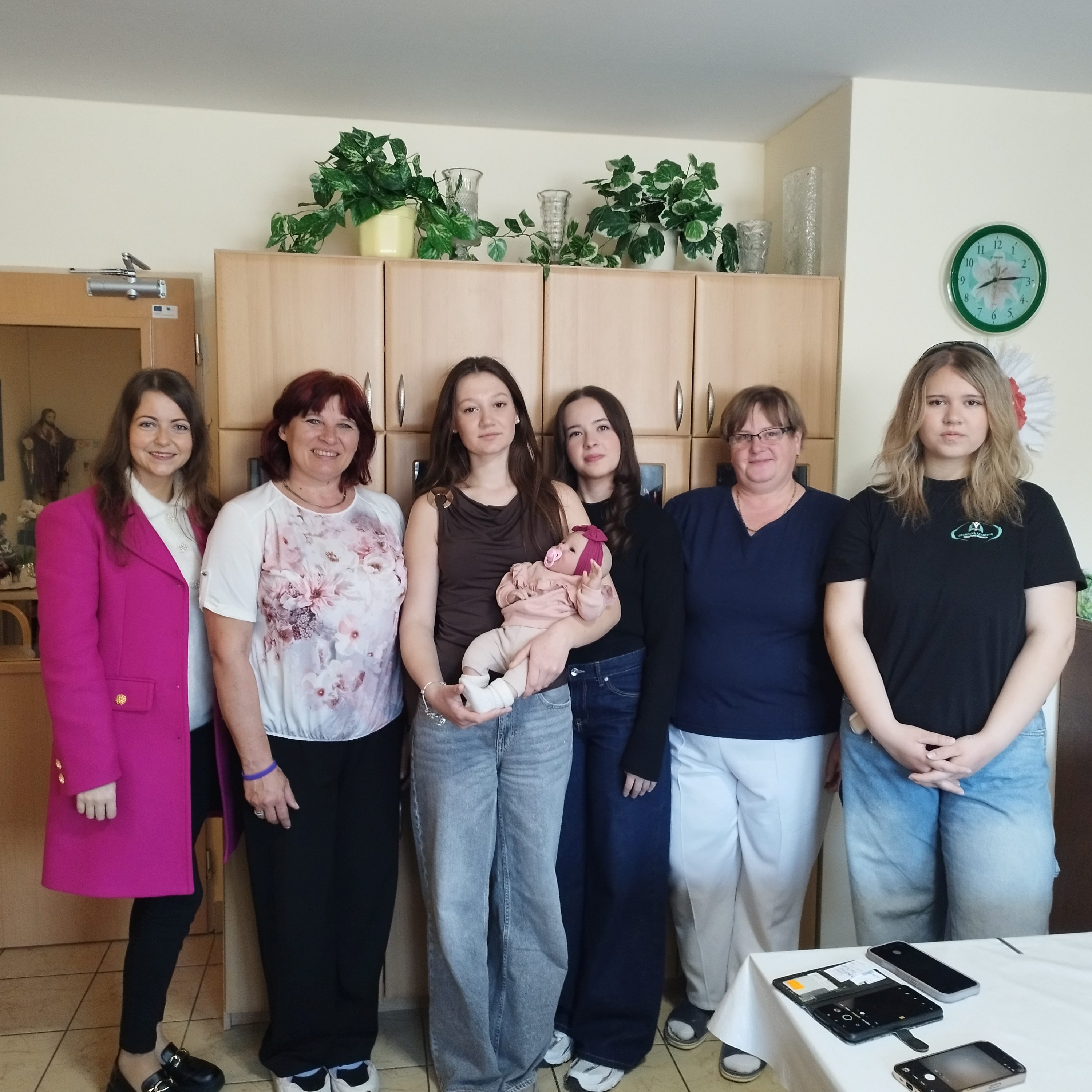 Pomáhame seniorom – darovali sme ďalšie terapeutické bábiky