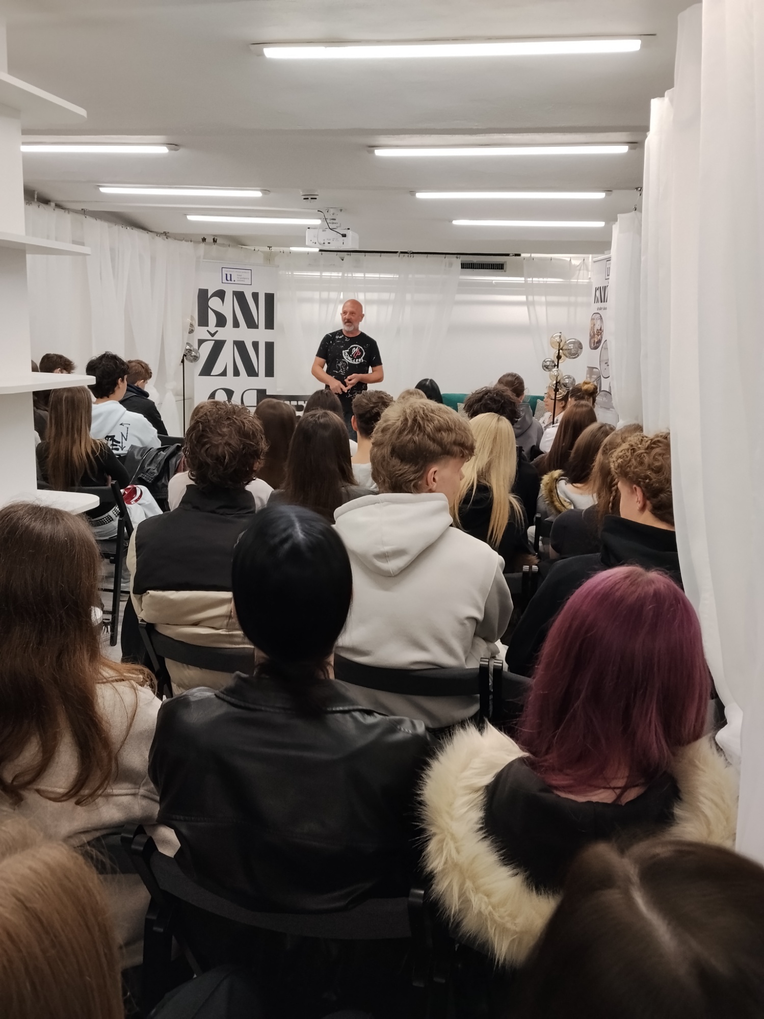 Silný príbeh života: beseda so spisovateľom Jánom Peťkom